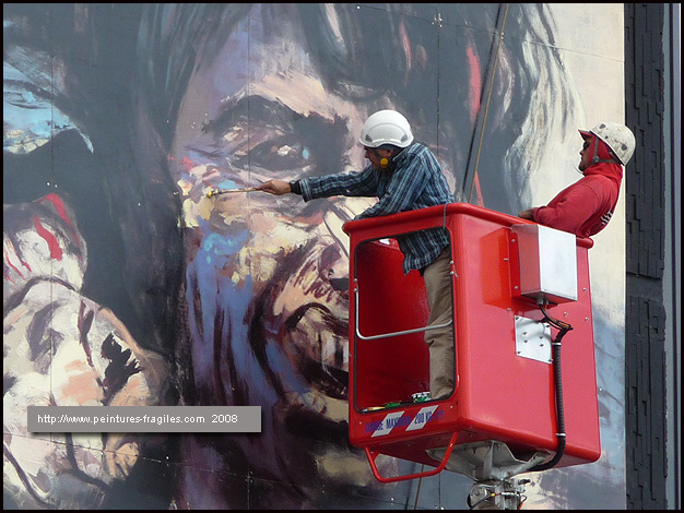 retouche de la fresque par le peintre paul bloas